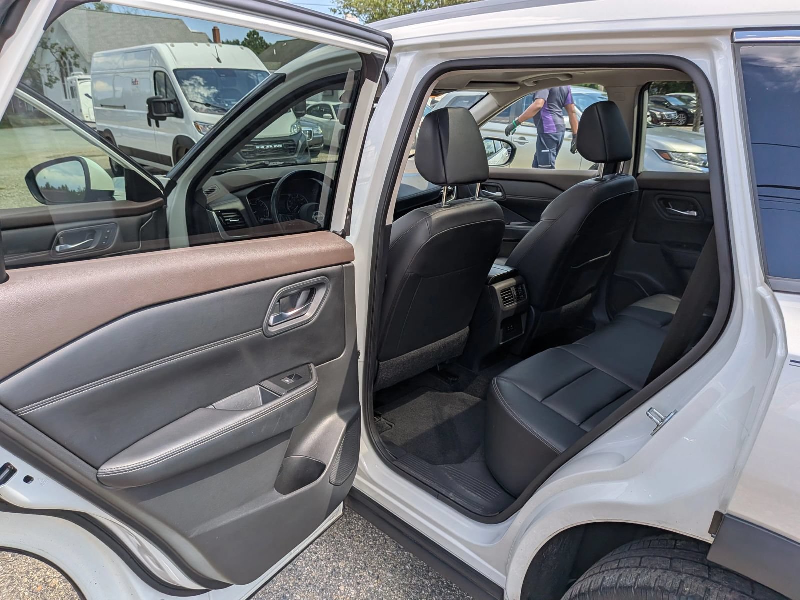 Used 2023 Nissan Rogue SL AWD/4WD image 28