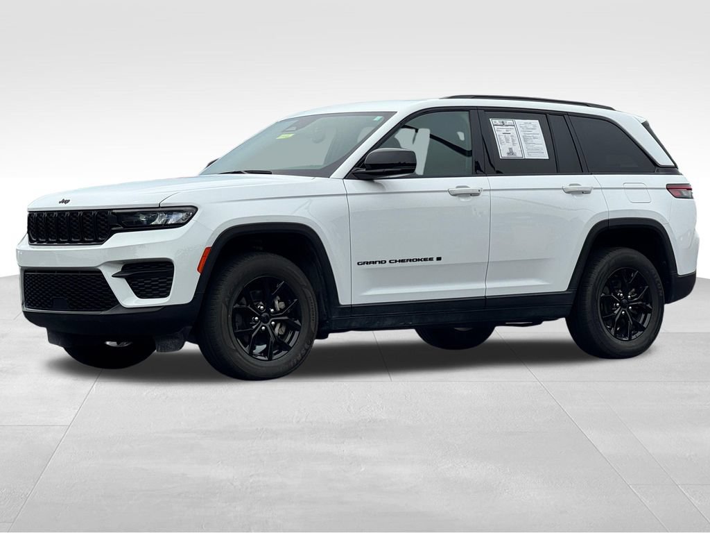Used 2024 Jeep Grand Cherokee Altitude AWD/4WD image 3