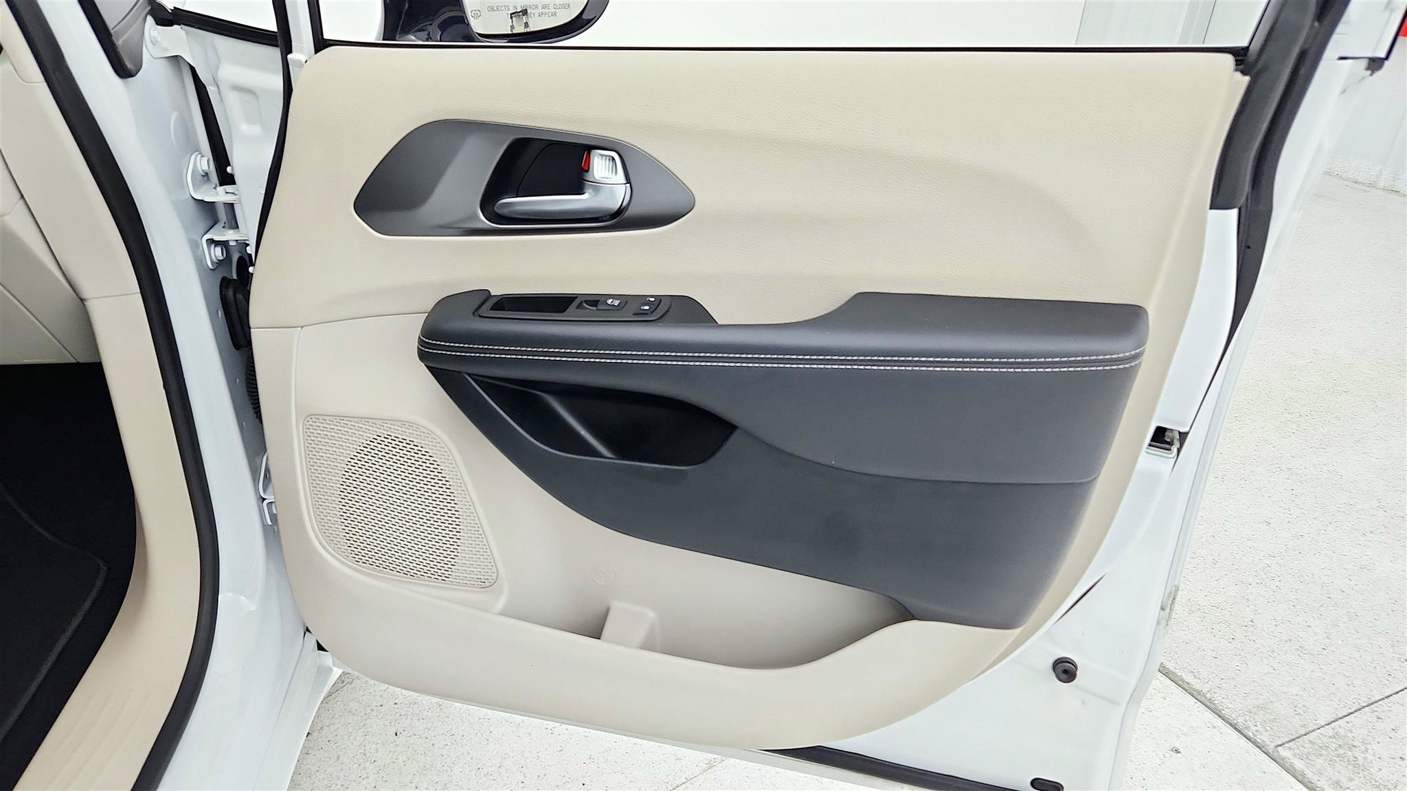 Used 2024 Chrysler Pacifica Touring-L FWD image 31