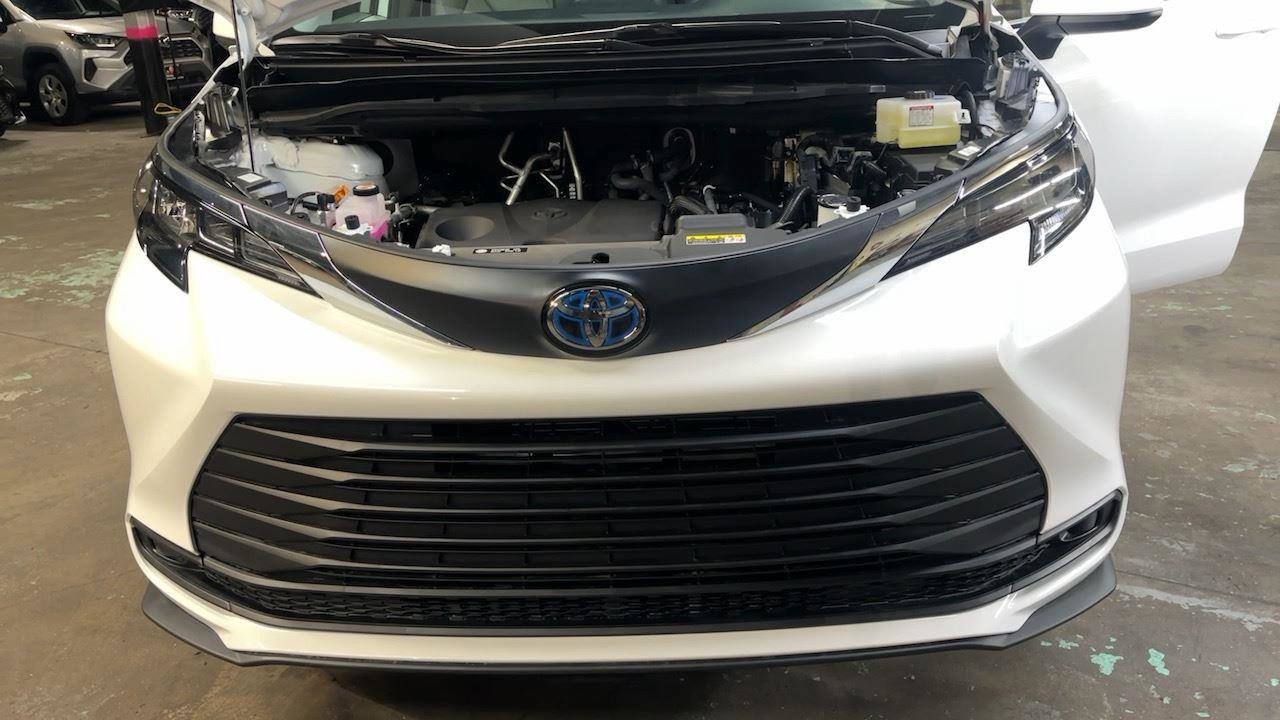 Used 2025 Toyota Sienna LE image 40