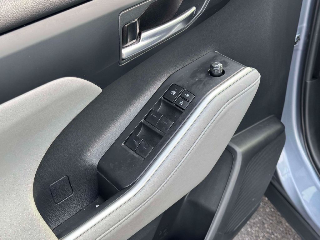 Used 2023 Toyota Highlander XLE AWD/4WD image 19