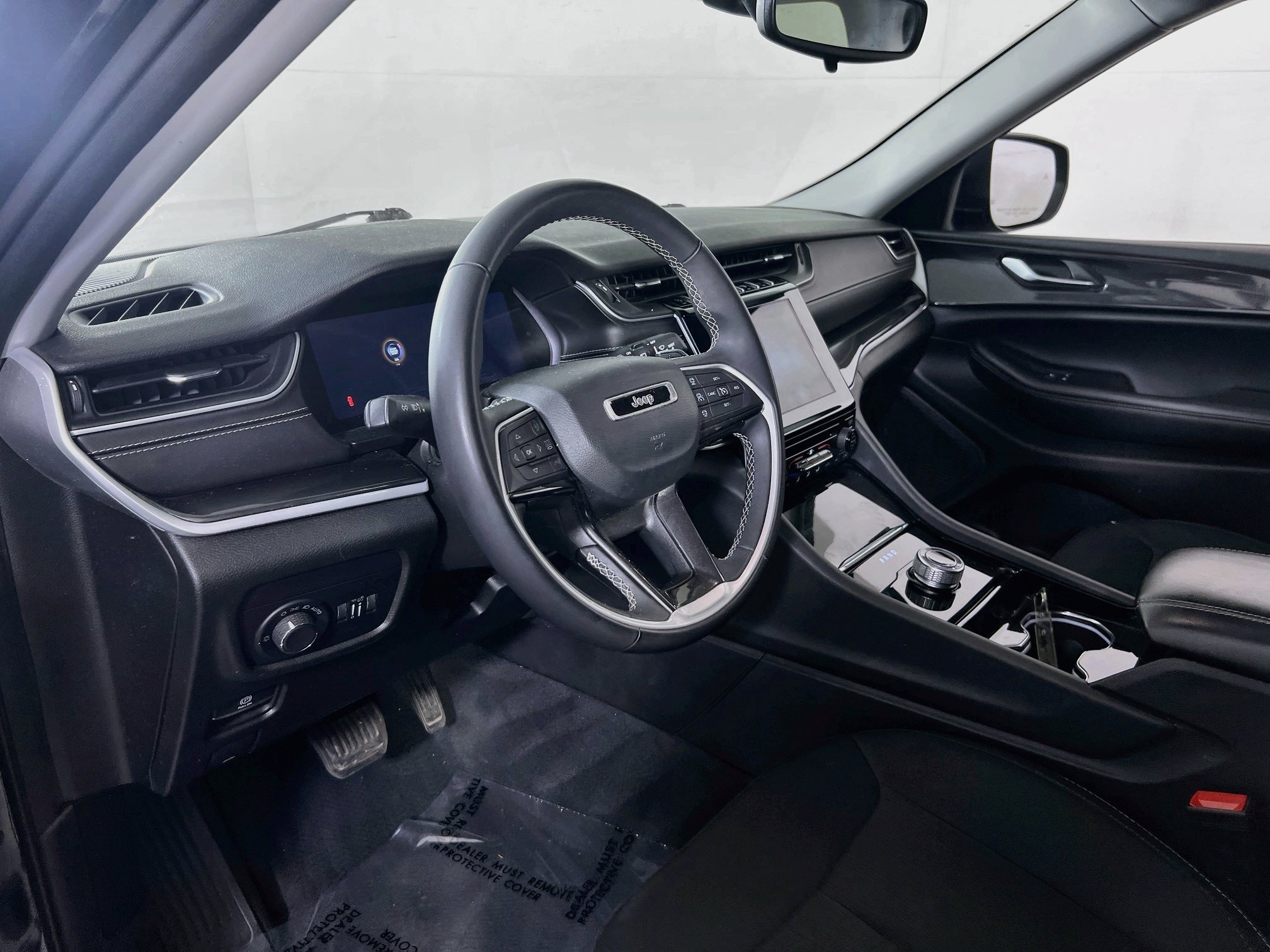 Used 2023 Jeep Grand Cherokee Laredo AWD/4WD image 9