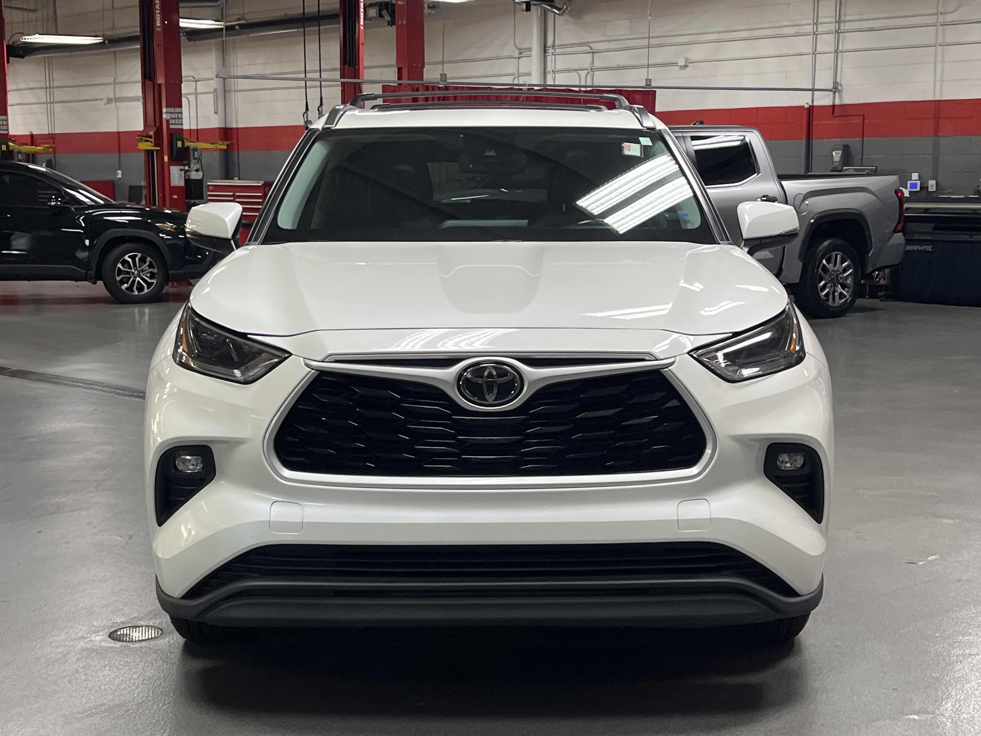 Used 2021 Toyota Highlander XLE image 3