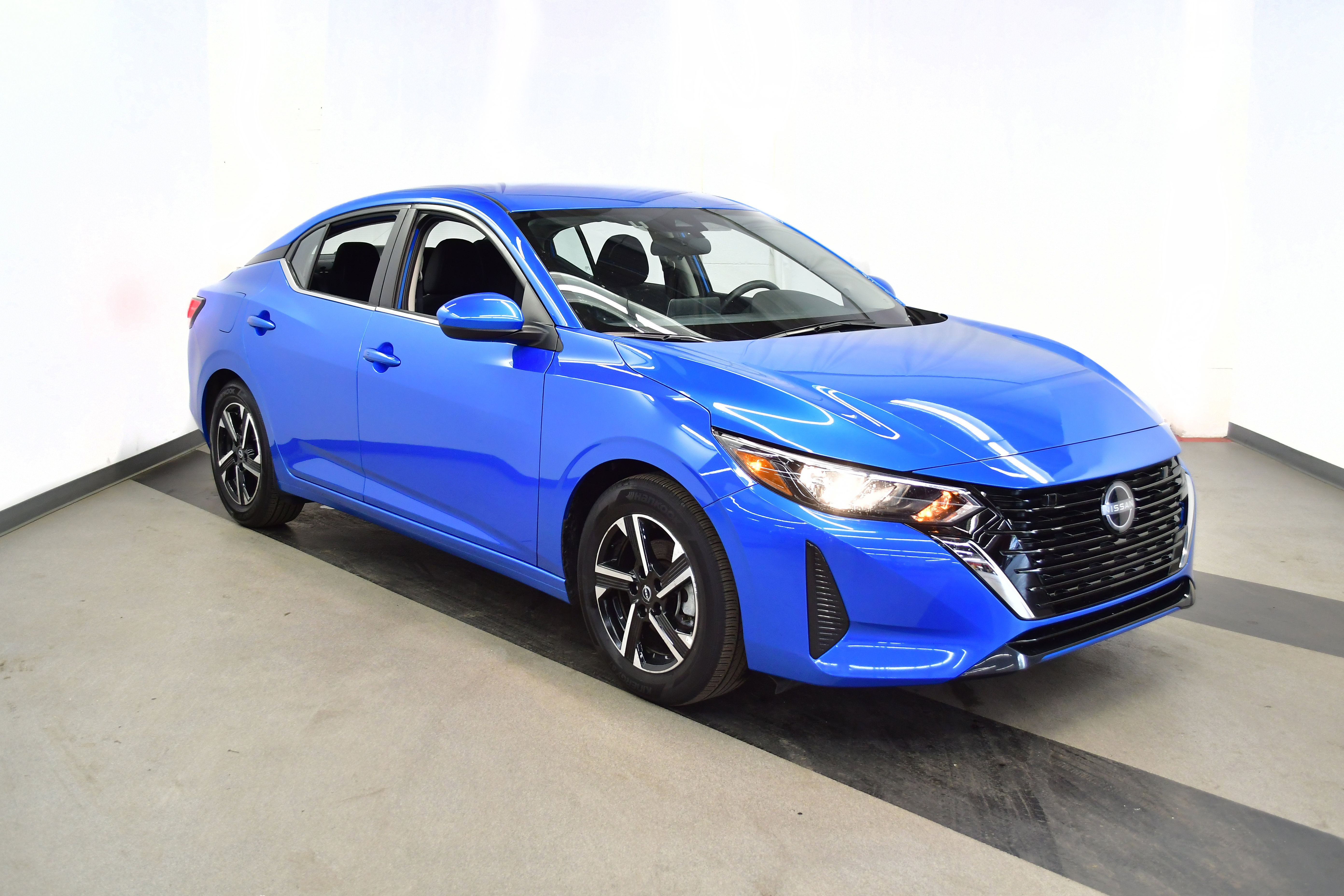 Used 2025 Nissan Sentra SV image 2