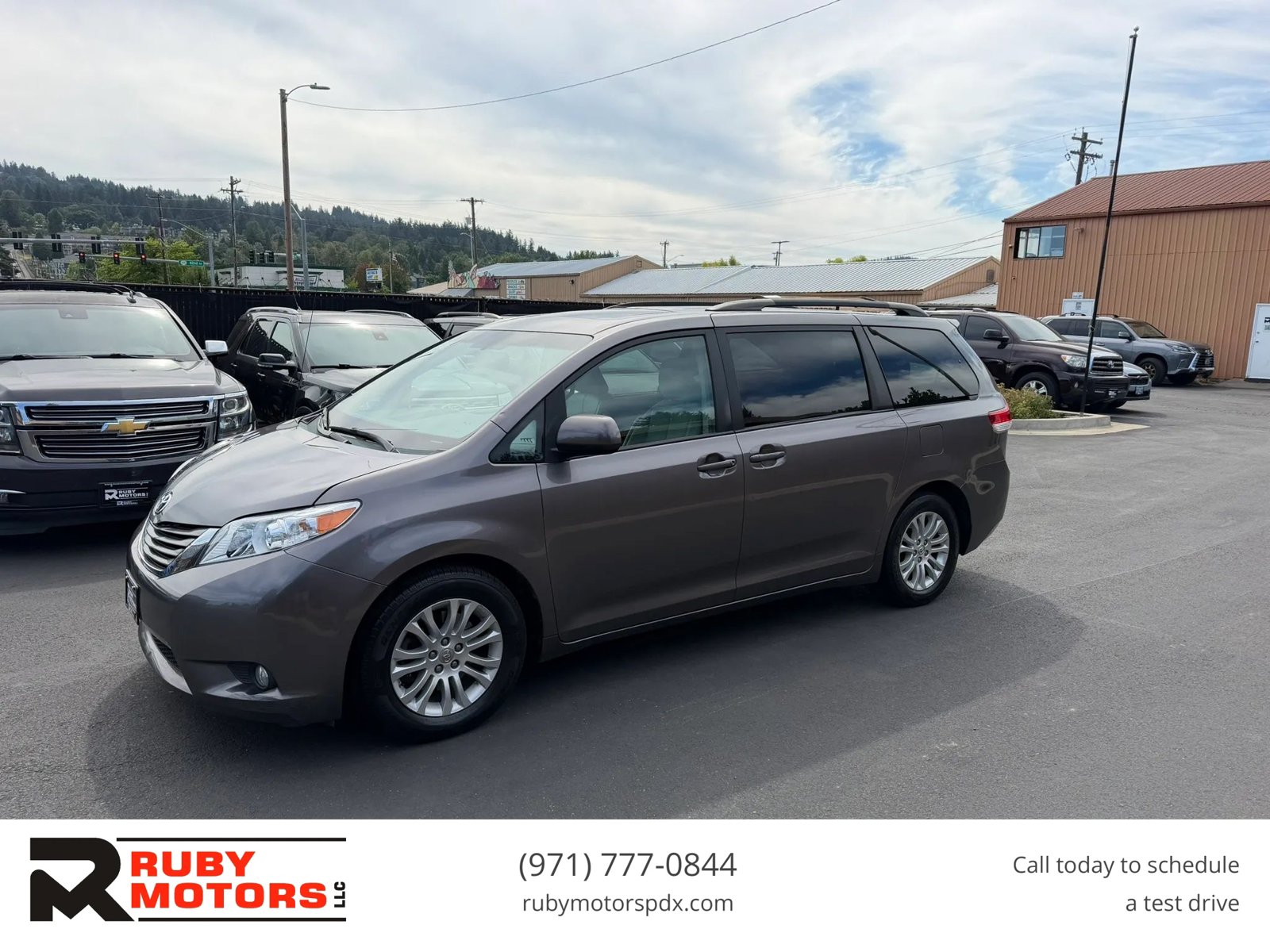 Used 2013 Toyota Sienna XLE FWD image 1