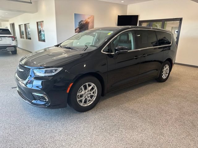 Used 2024 Chrysler Pacifica Touring-L FWD image 4