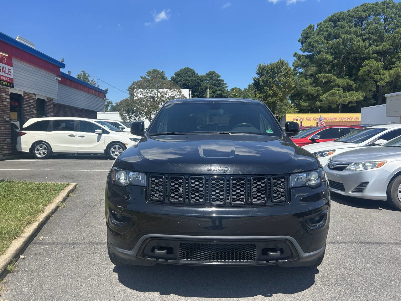 Used 2019 Jeep Grand Cherokee Laredo image 2