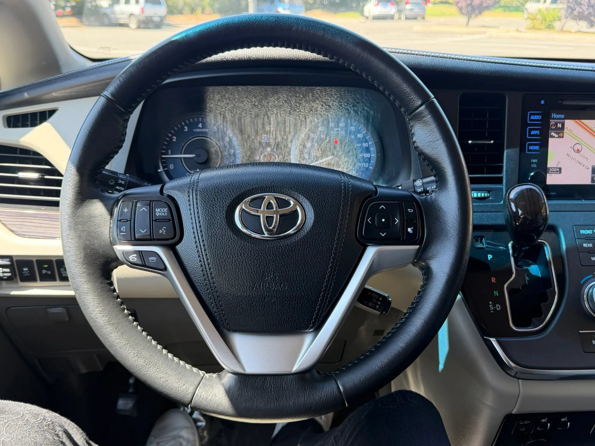 Used 2015 Toyota Sienna XLE Premium FWD image 5