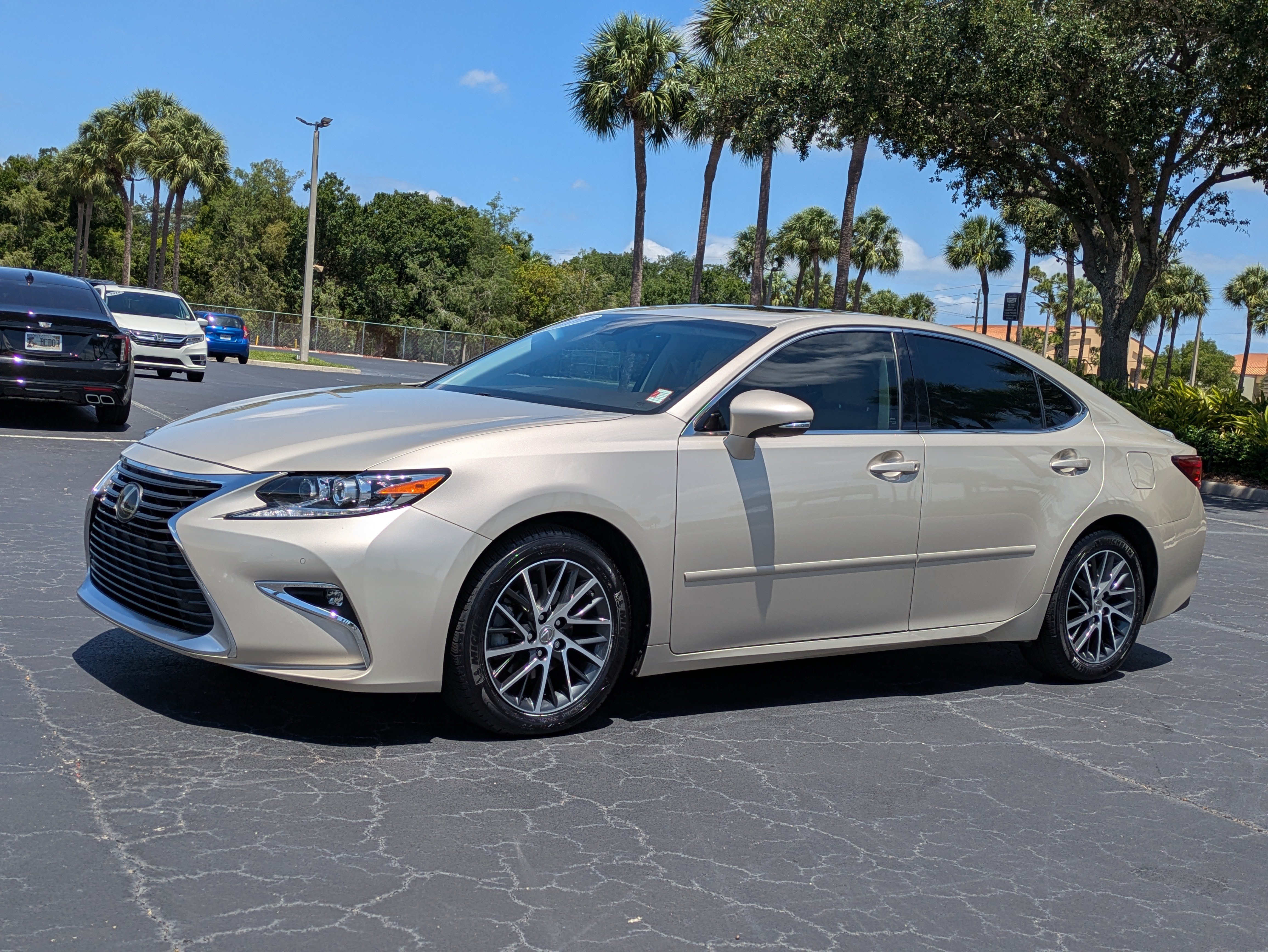 Used 2017 Lexus ES 350 w/ Luxury Package FWD image 2