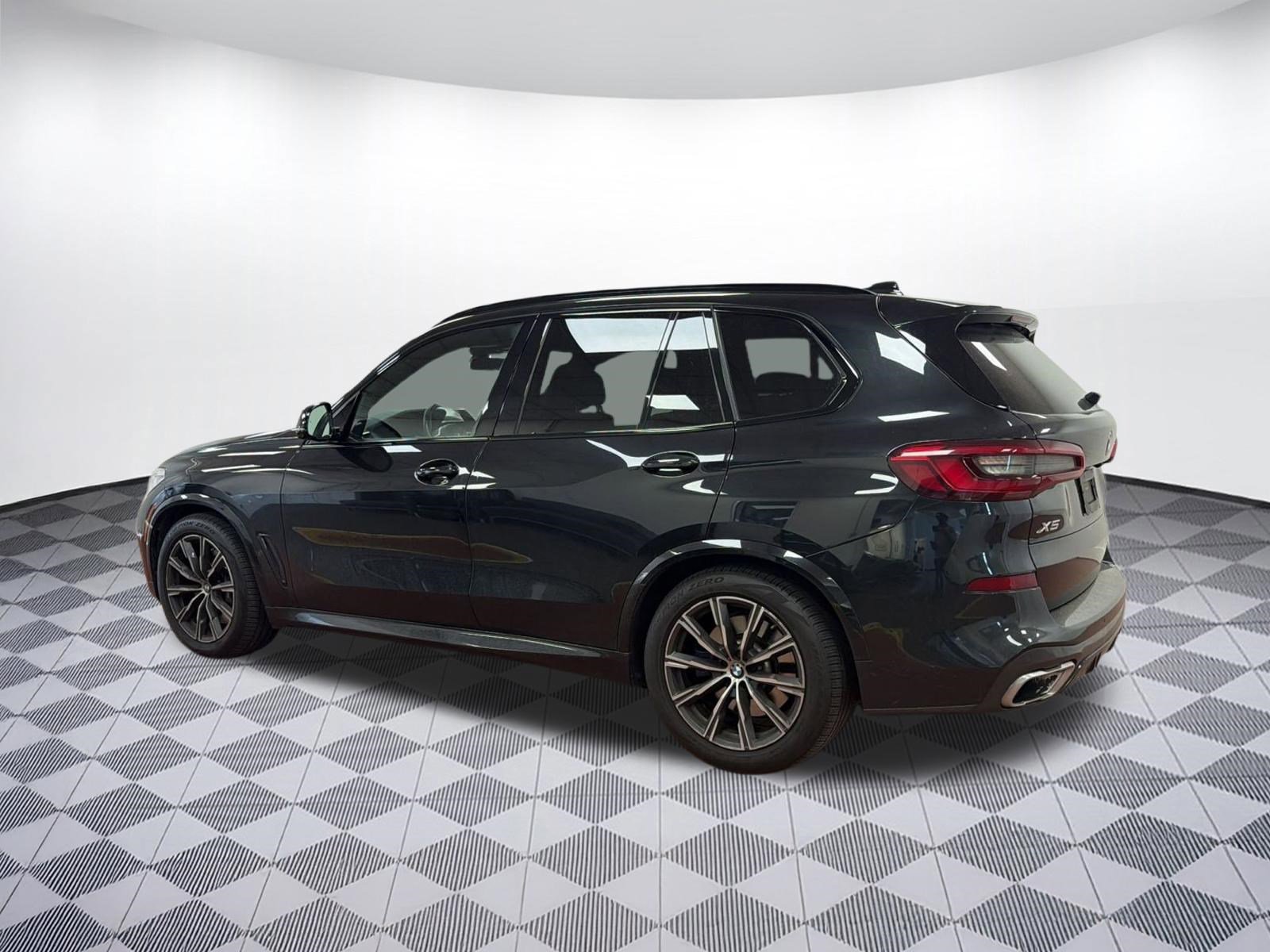 Used 2019 BMW X5 xDrive40i w/ M Sport Package image 3