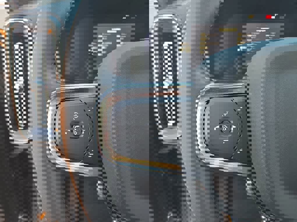 Used 2022 Volvo XC40 P8 Recharge Plus image 15