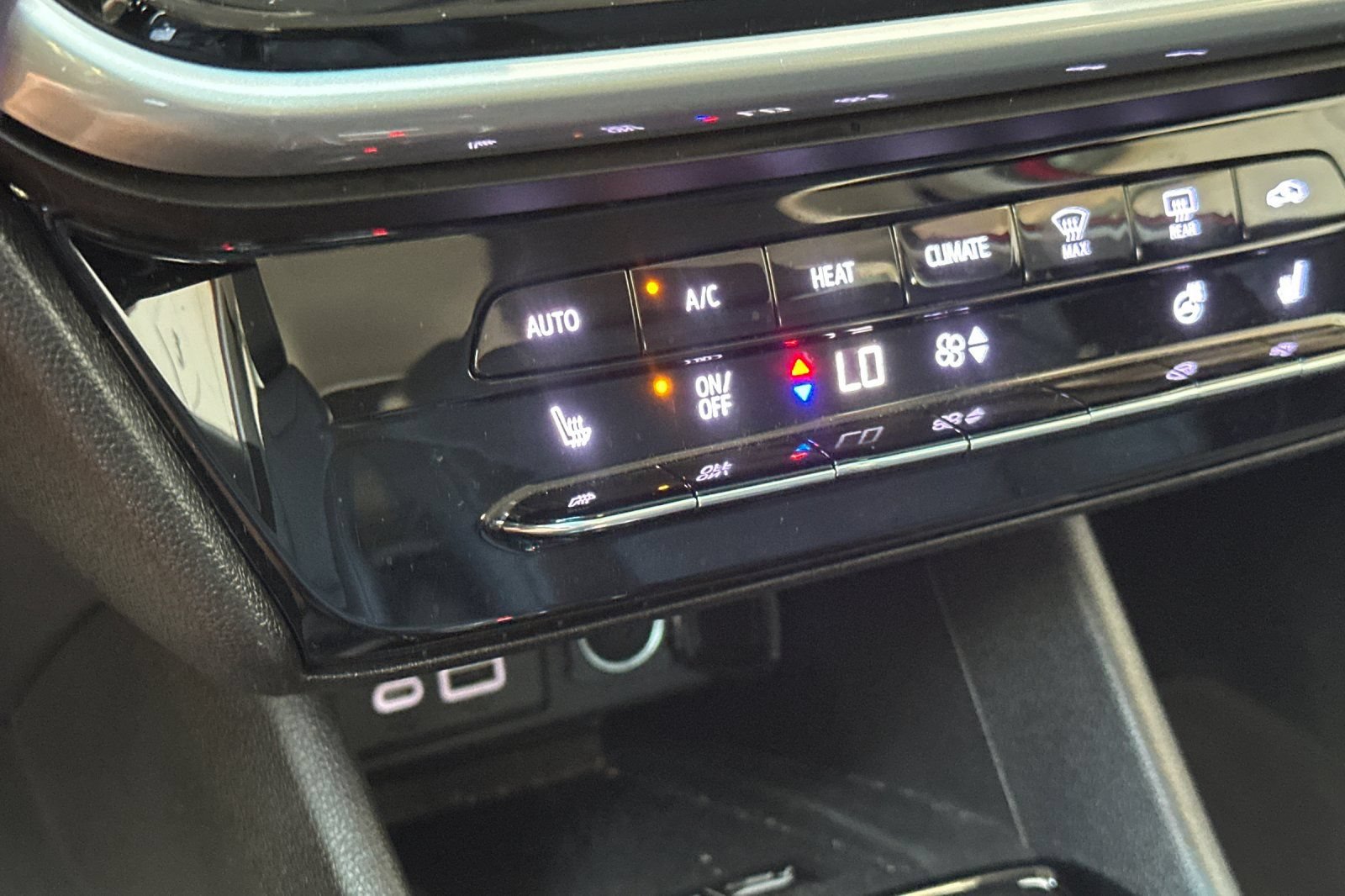 Used 2023 Chevrolet Bolt LT w/ Infotainment Package FWD image 29