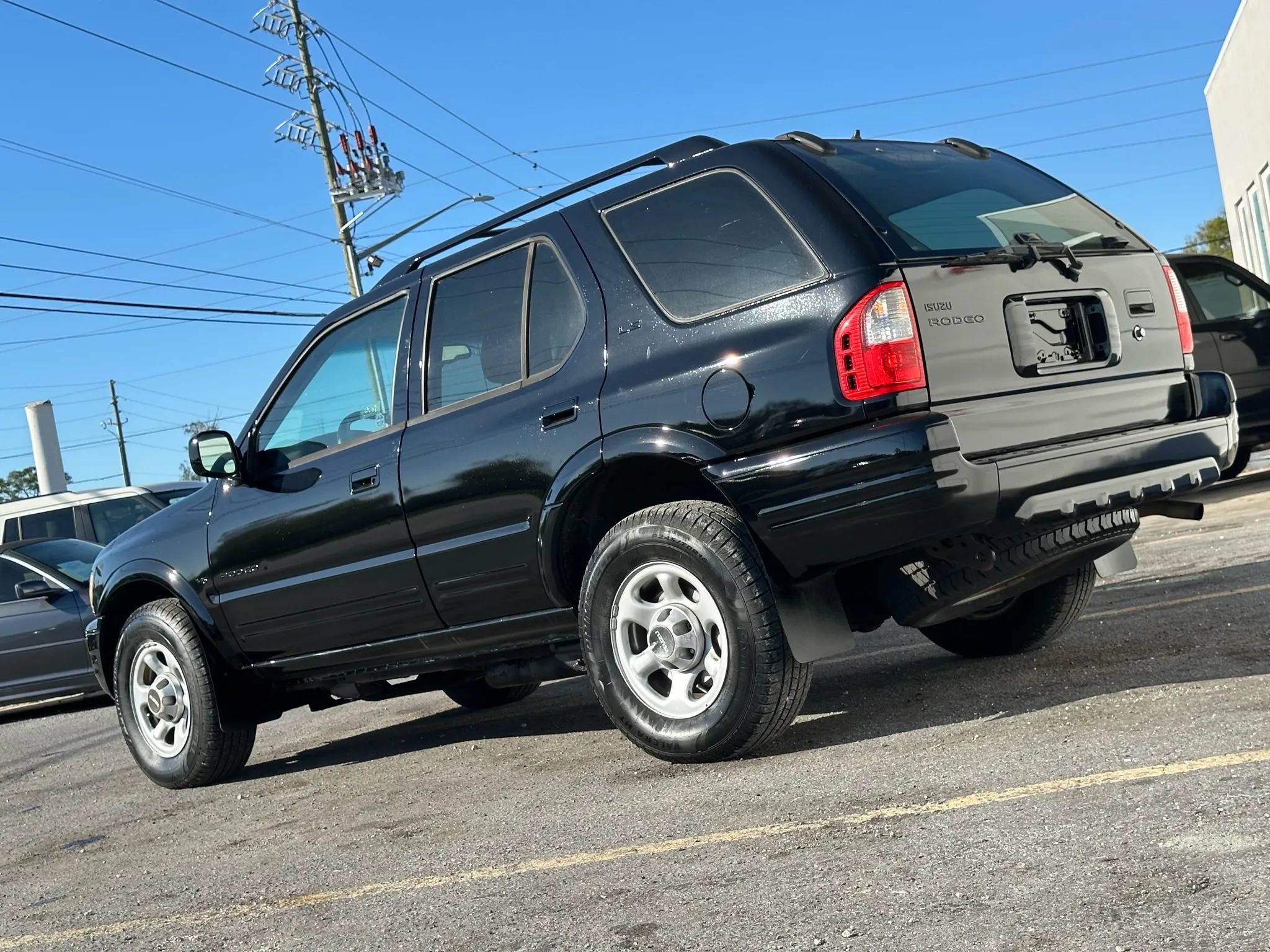 Used 2001 Isuzu Rodeo S RWD image 3