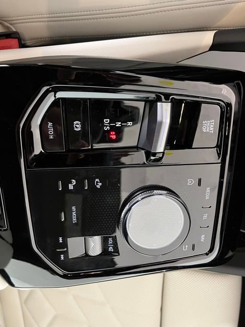 Used 2025 BMW 530i xDrive w/ Premium Package image 18