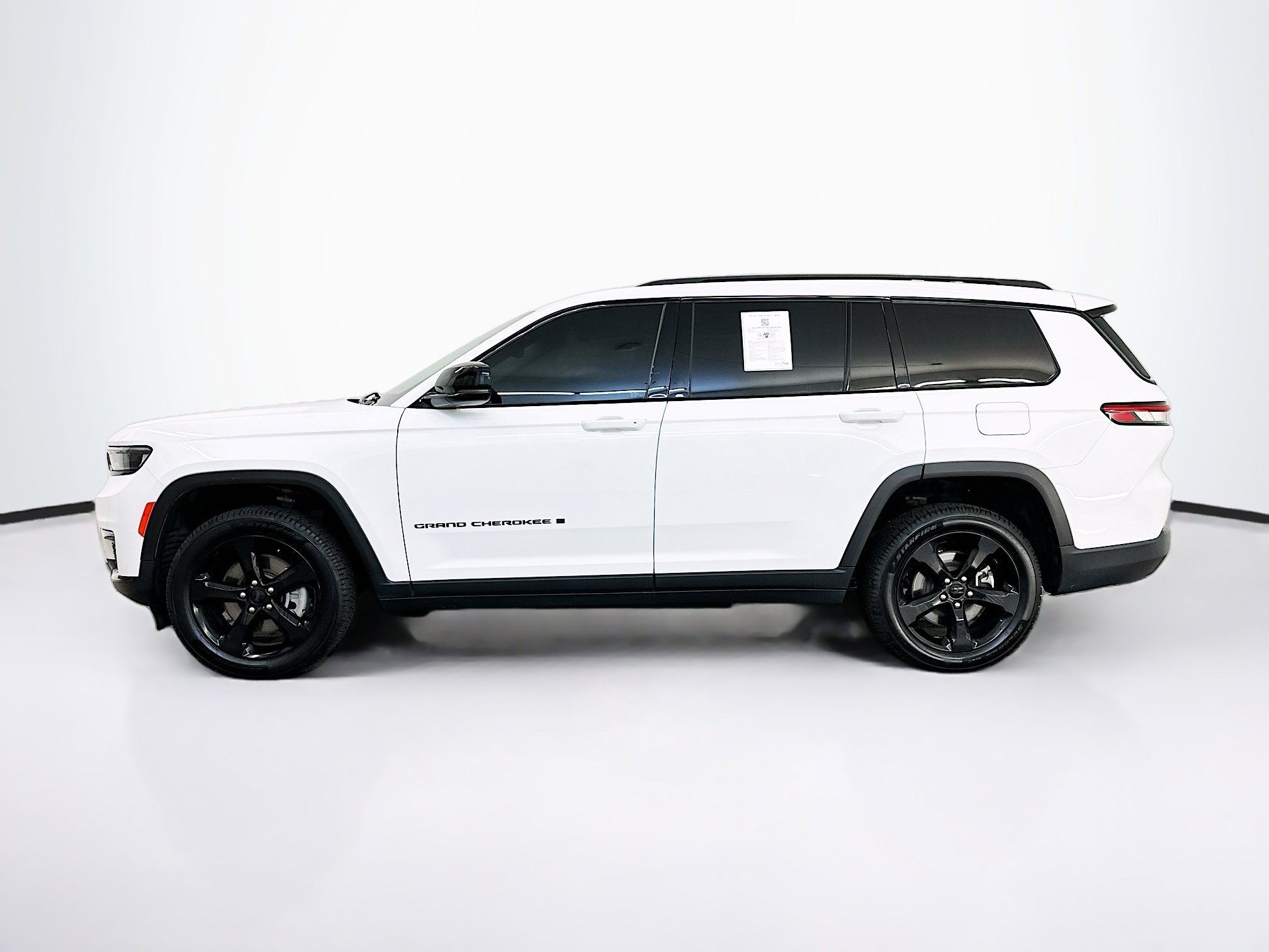 Used 2023 Jeep Grand Cherokee L Limited w/ Black Appearance Package AWD/4WD image 4