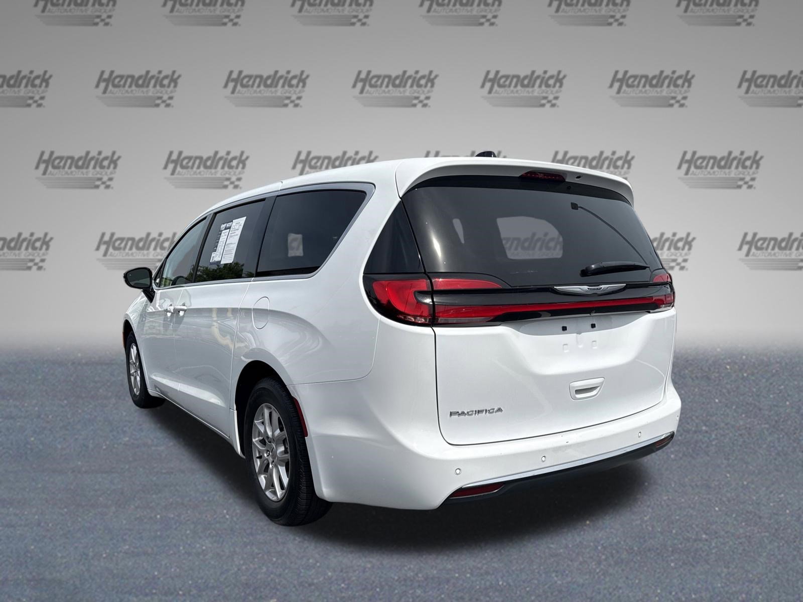 Used 2024 Chrysler Pacifica Touring-L FWD image 2