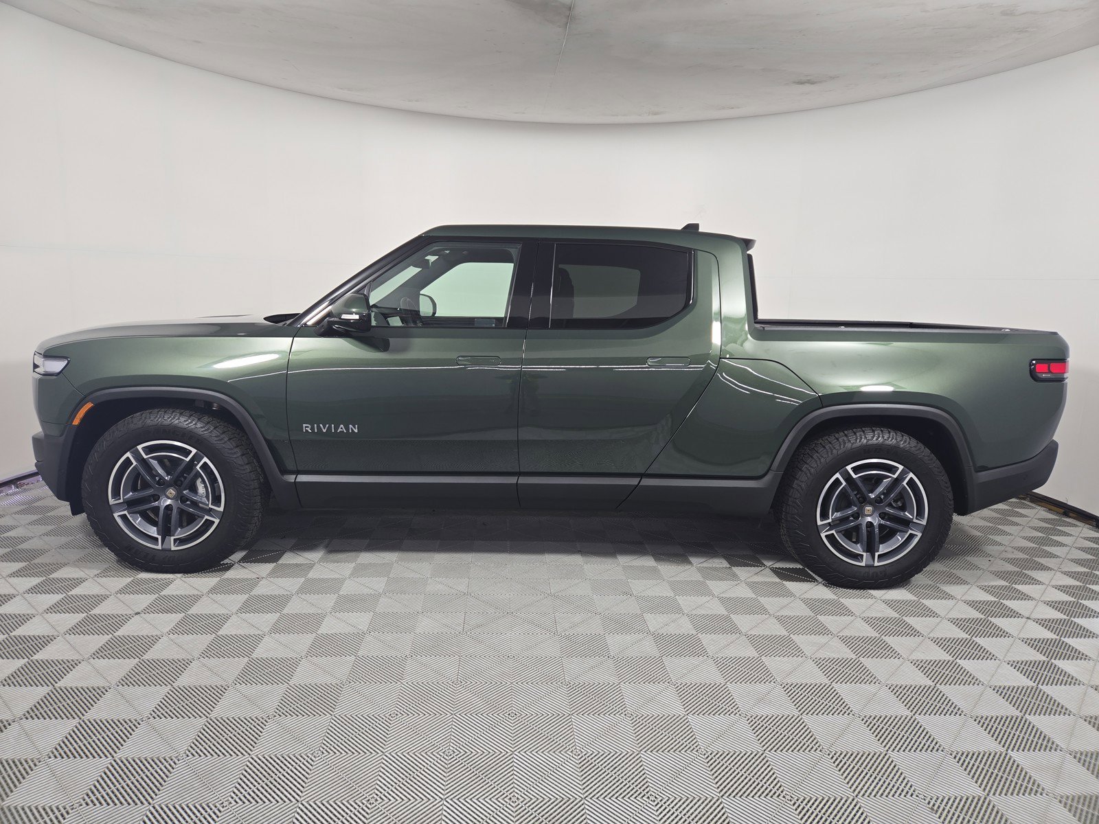 Used 2025 Rivian R1T Adventure image 2
