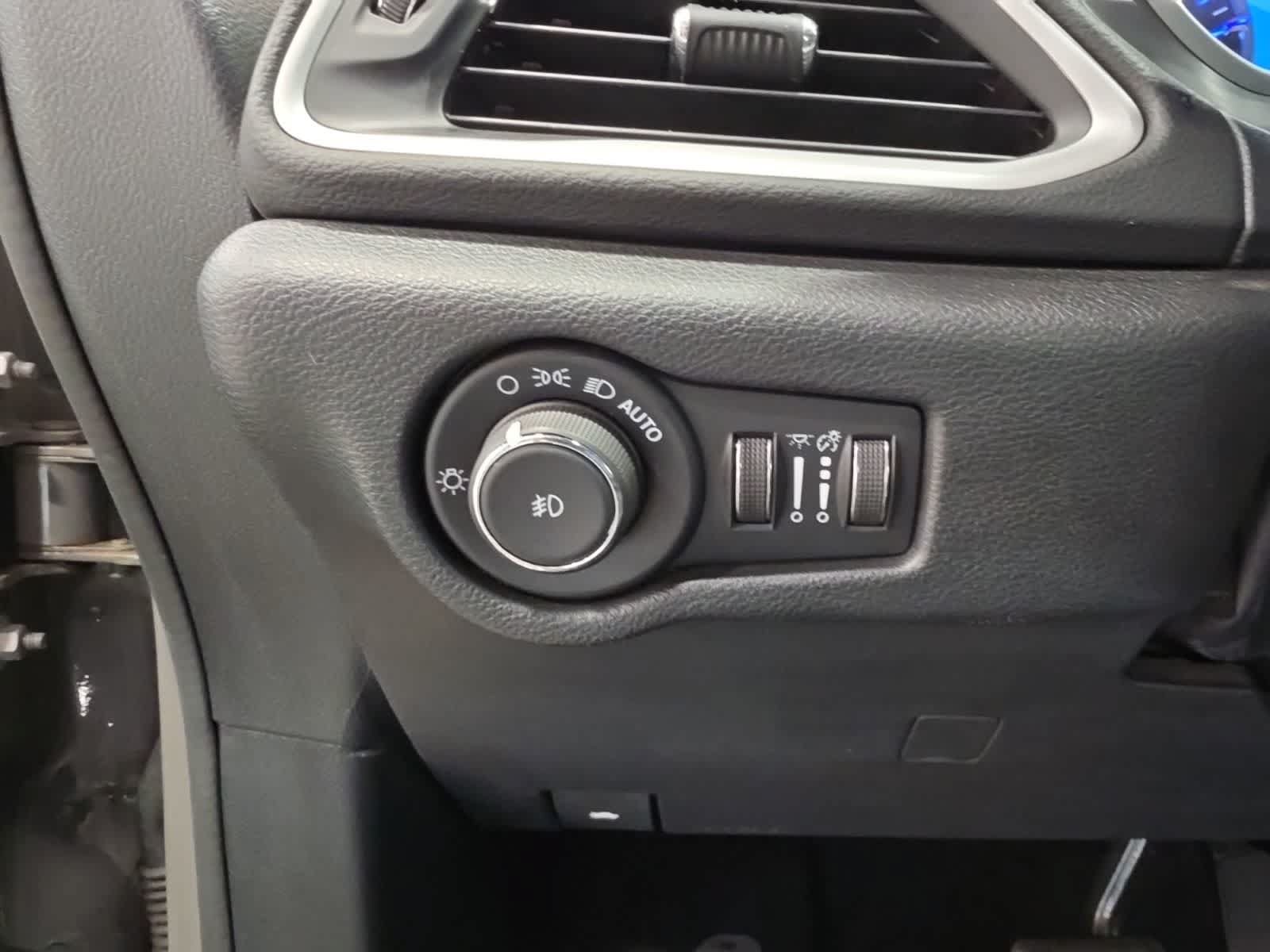 Used 2025 Chrysler Pacifica Select FWD image 18