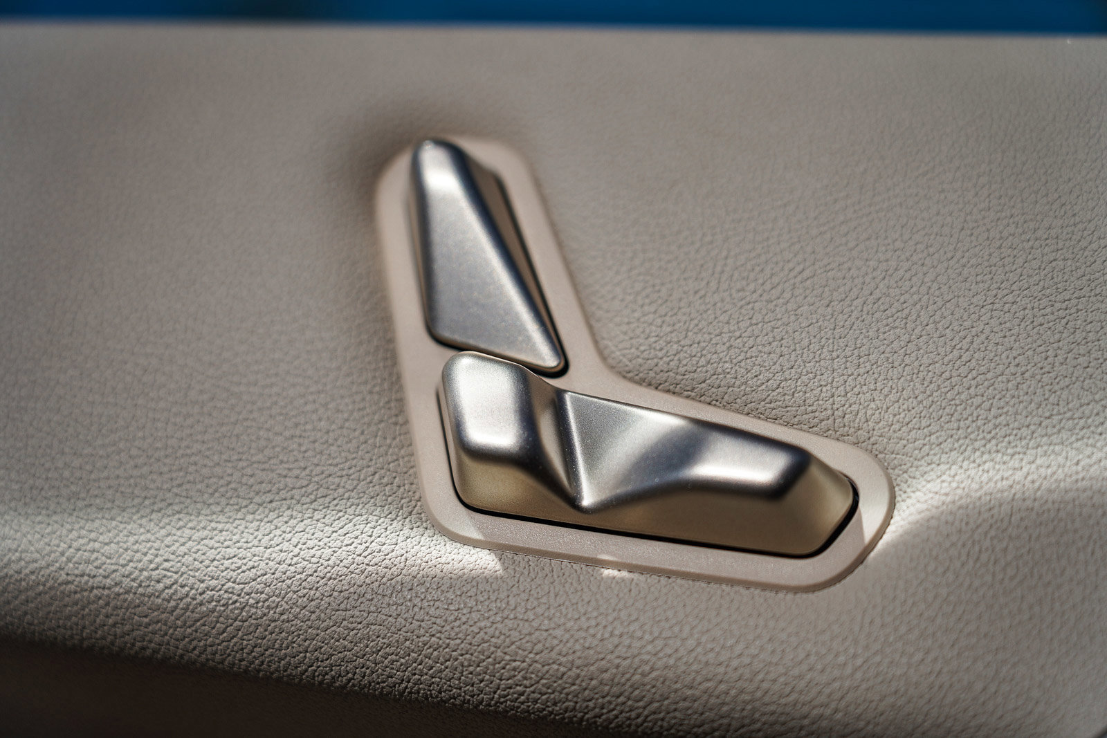 Used 2025 BMW iX xDrive50 image 24