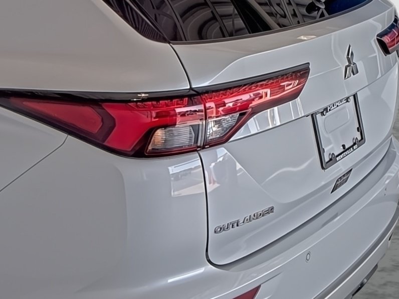 Used 2024 Mitsubishi Outlander 4WD Plug-In Hybrid image 10