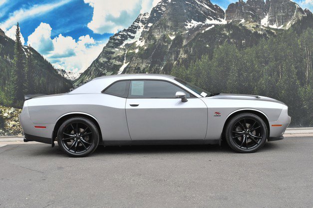 Used 2016 Dodge Challenger R/T w/ Driver Convenience Group image 2