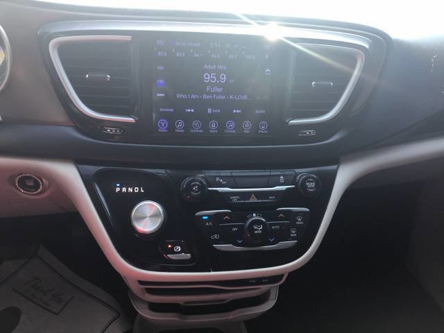 Used 2017 Chrysler Pacifica Touring-L image 17