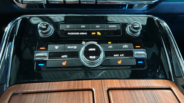 Used 2018 Lincoln Navigator Select AWD/4WD image 18
