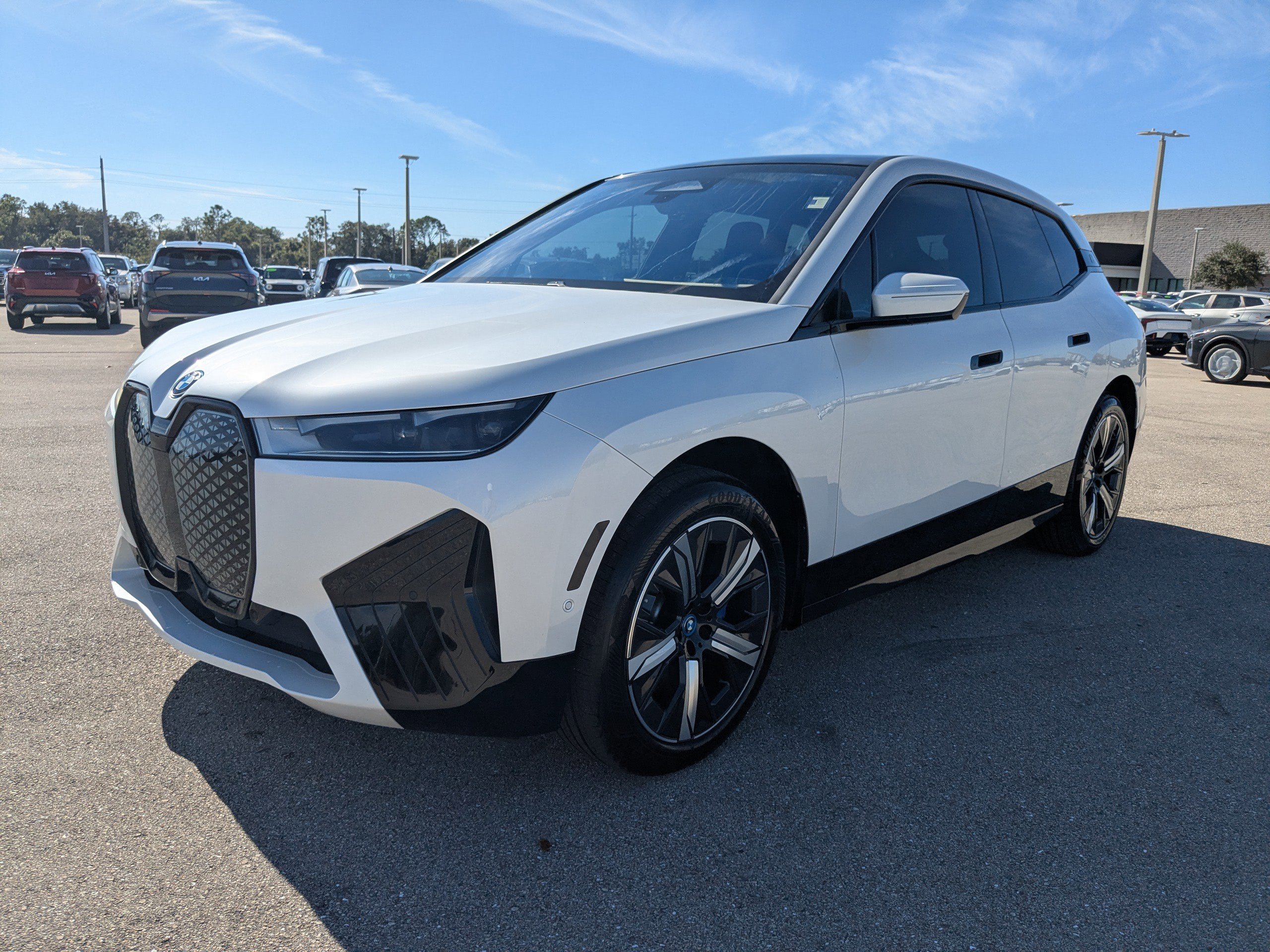 Used 2023 BMW iX xDrive50 w/ Sport Package image 9