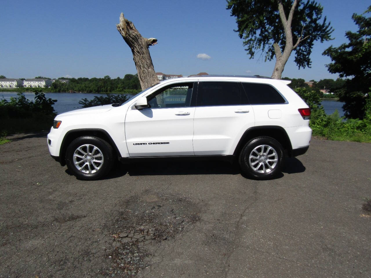 Used 2021 Jeep Grand Cherokee Laredo AWD/4WD image 3
