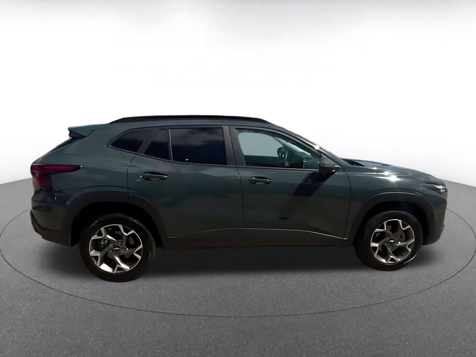 Used 2025 Chevrolet Trax LT w/ LT Convenience Package FWD image 13