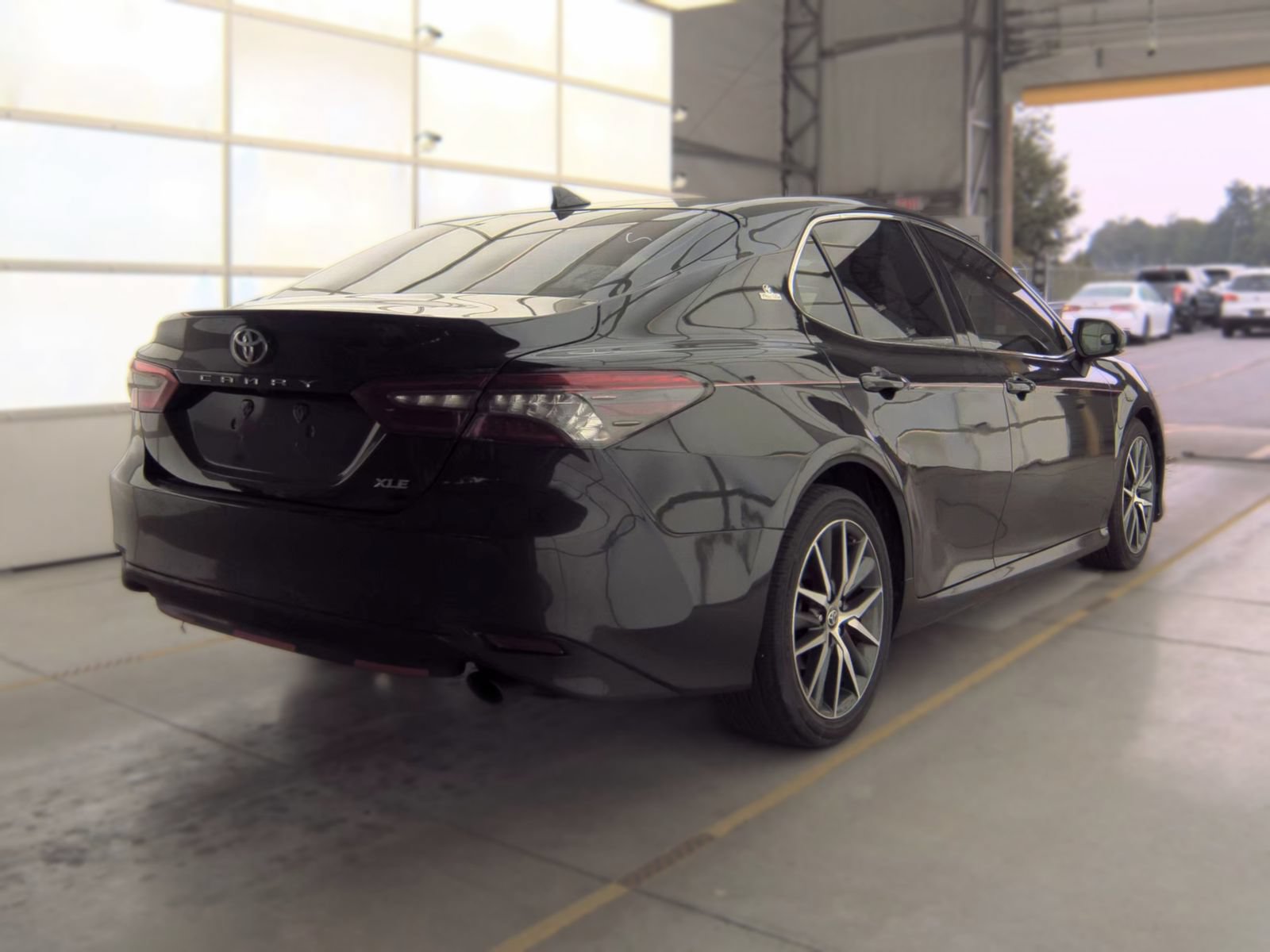 Used 2022 Toyota Camry XLE FWD image 7