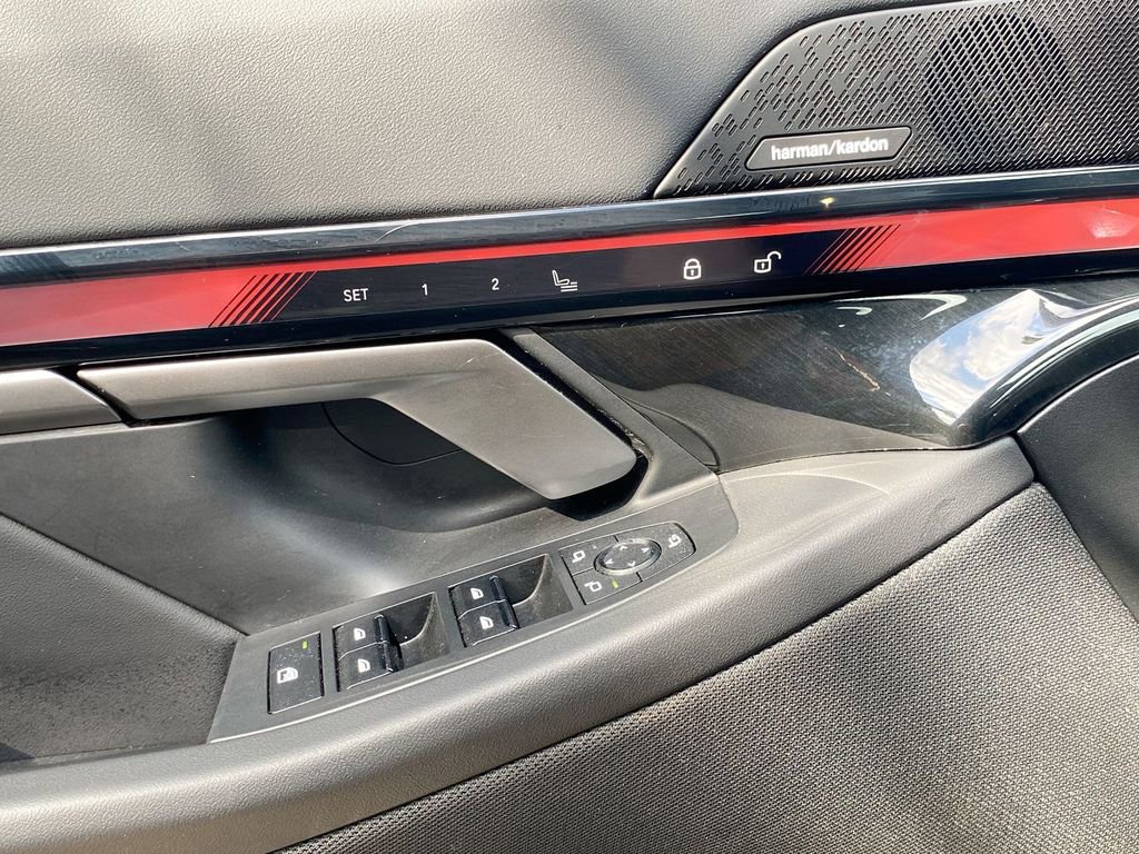 Used 2025 BMW i5 eDrive40i w/ Premium Package image 16
