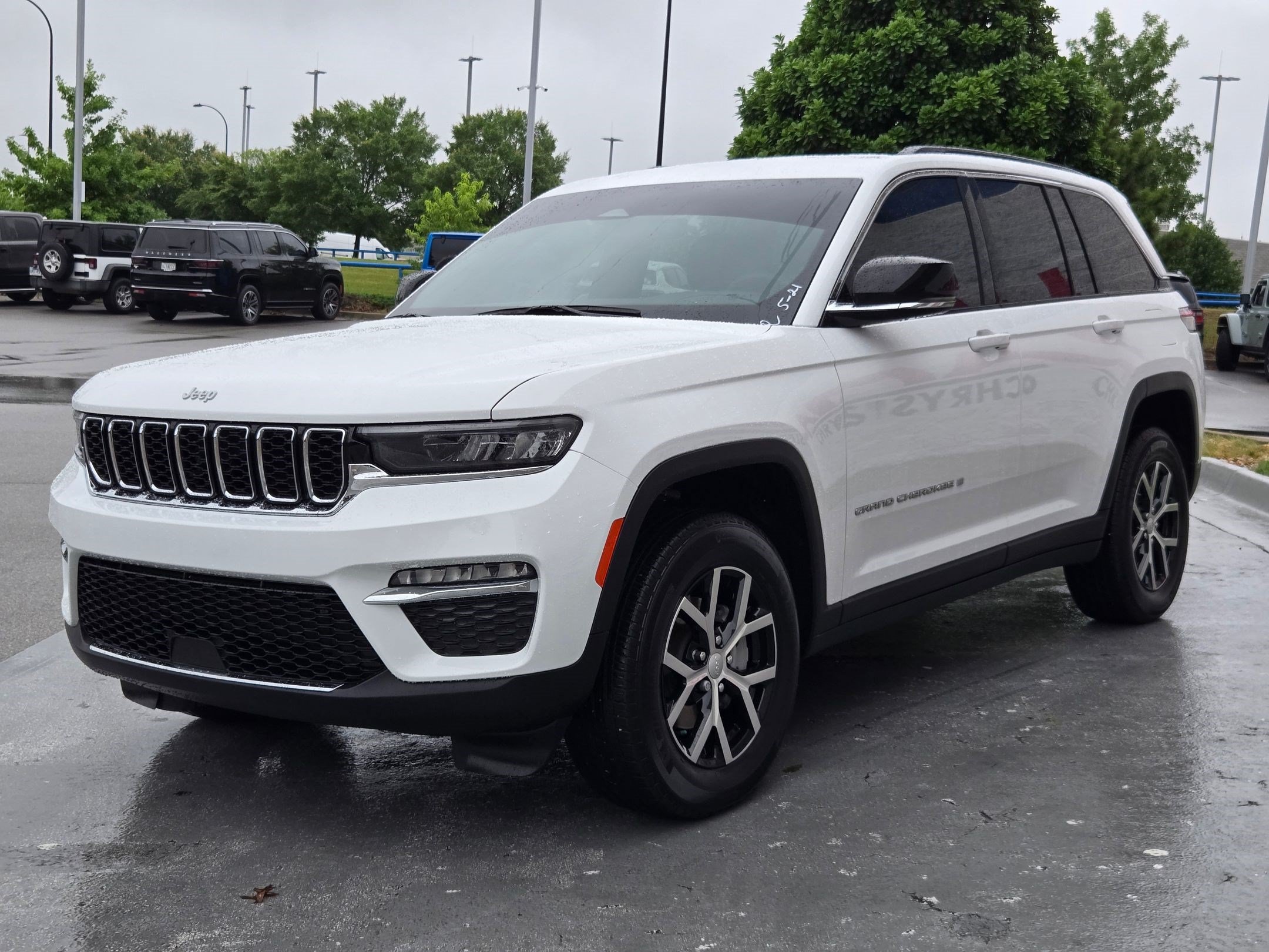 Used 2025 Jeep Grand Cherokee Limited AWD/4WD image 3