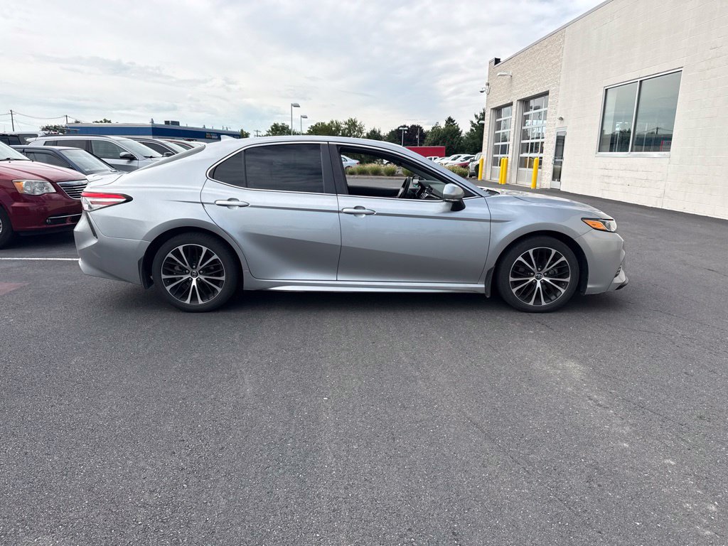 Used 2019 Toyota Camry SE w/ Convenience Package FWD image 6