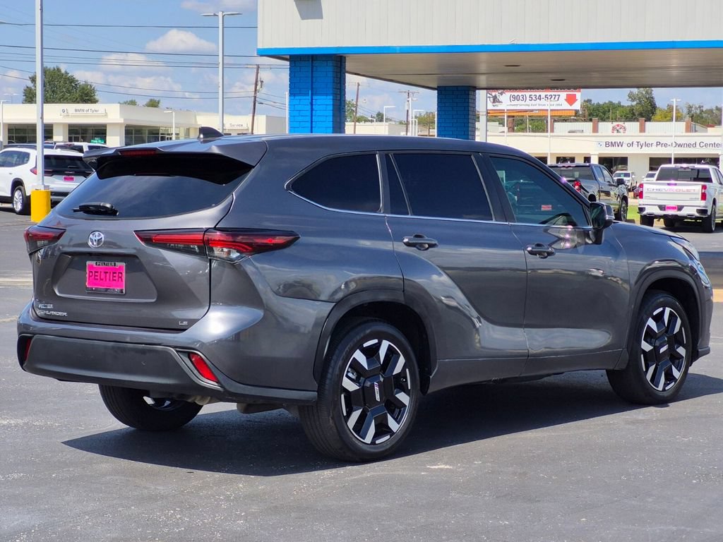 Used 2025 Toyota Highlander LE FWD image 5