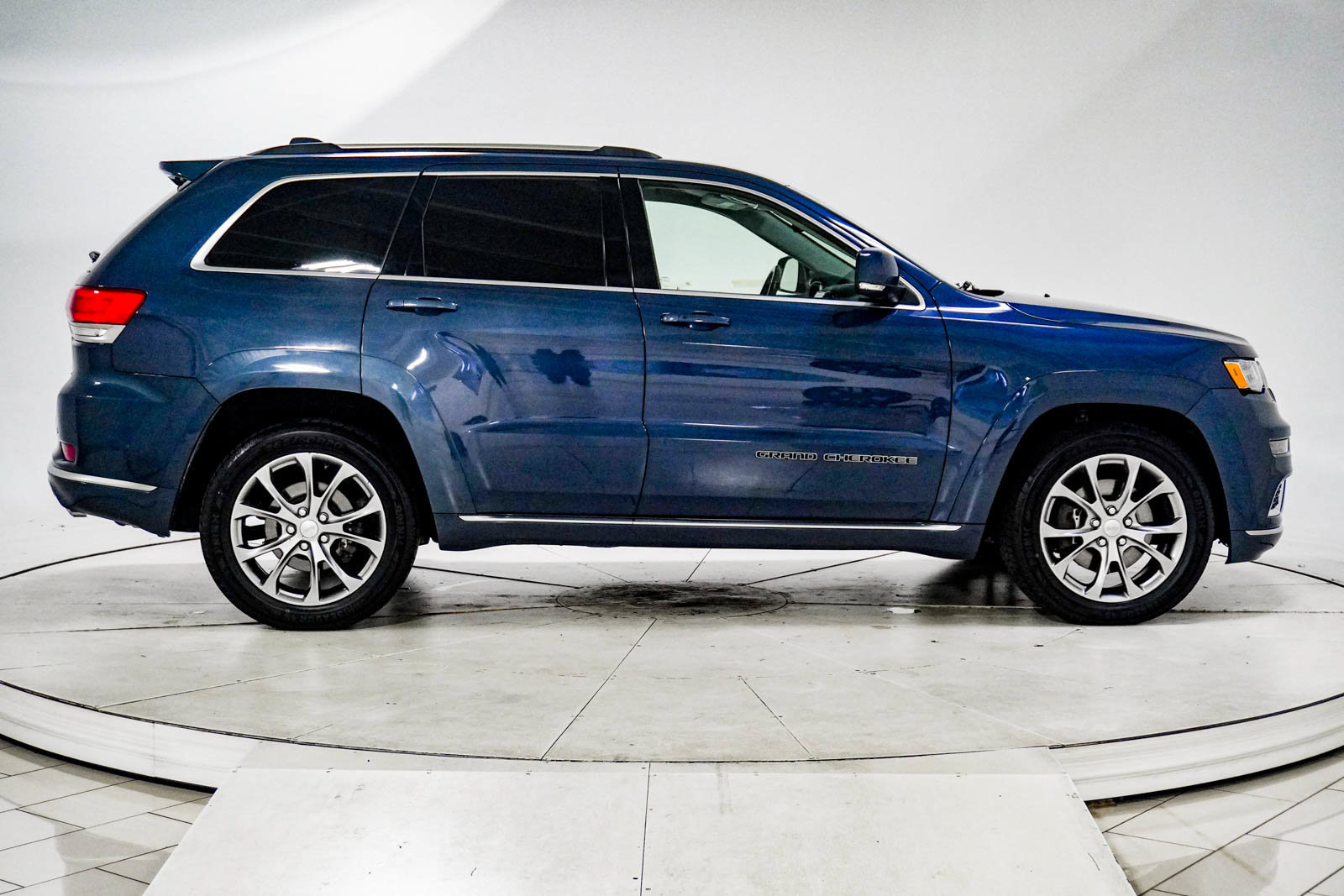 Used 2020 Jeep Grand Cherokee Summit AWD/4WD image 11