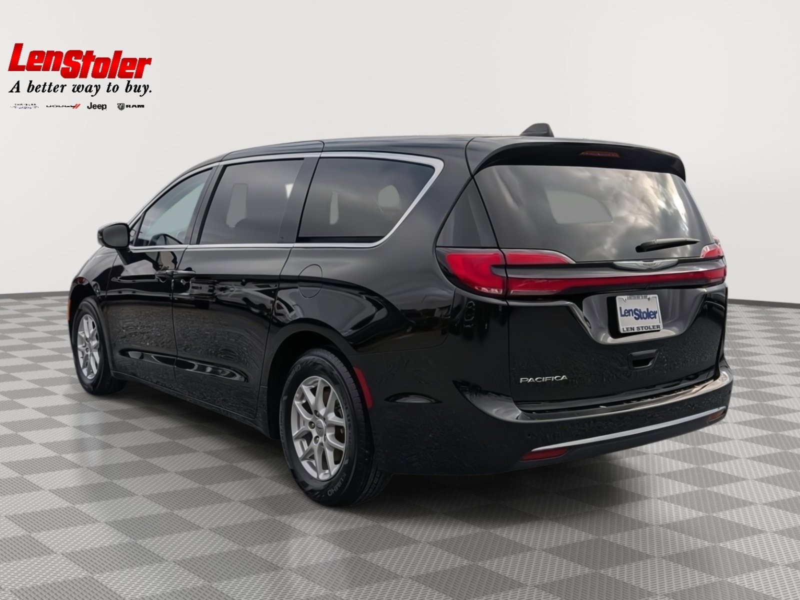 Used 2024 Chrysler Pacifica Touring-L image 3