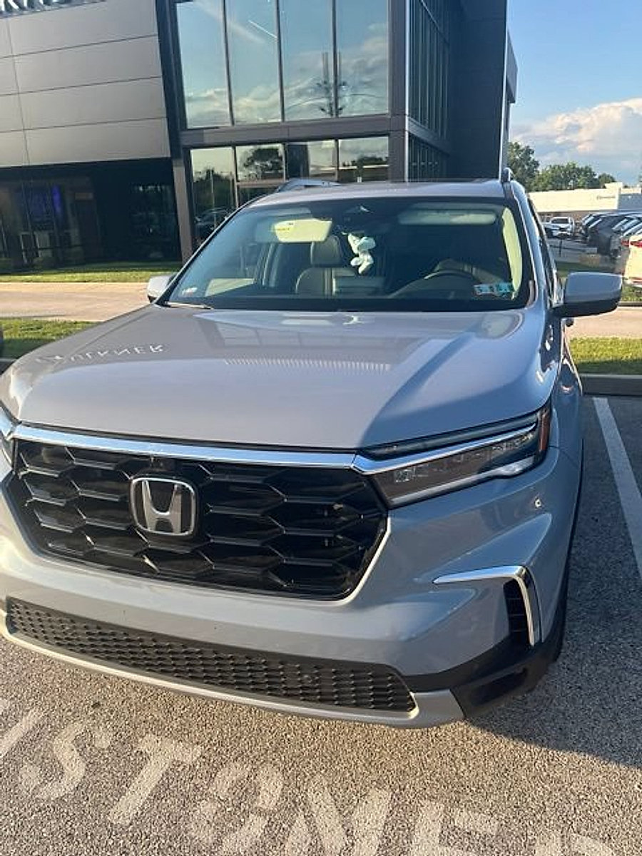 Used 2025 Honda Pilot Elite image 2
