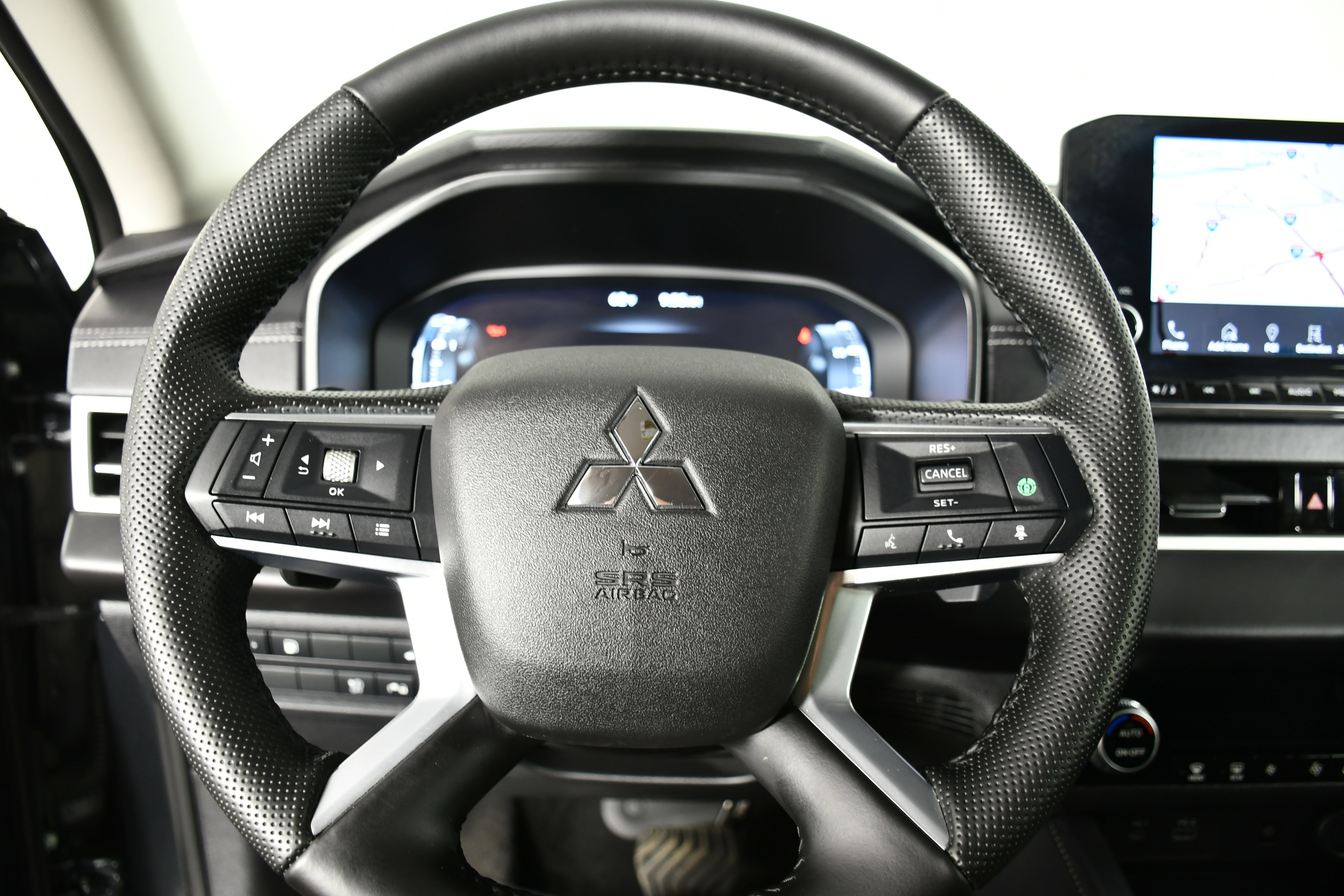 Used 2025 Mitsubishi Outlander SE image 18