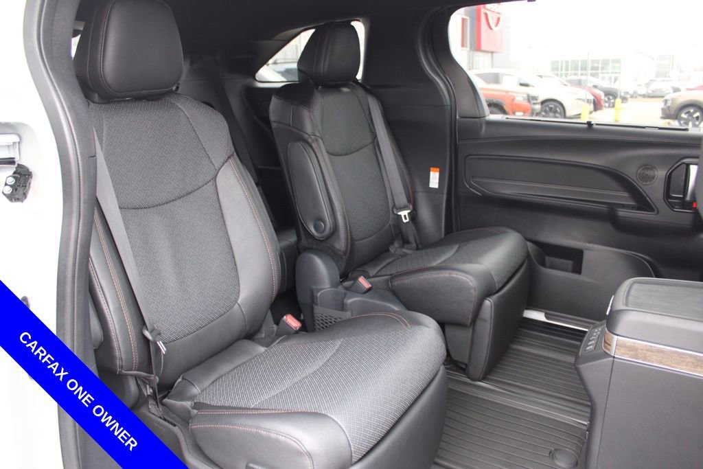Used 2025 Toyota Sienna Platinum image 24