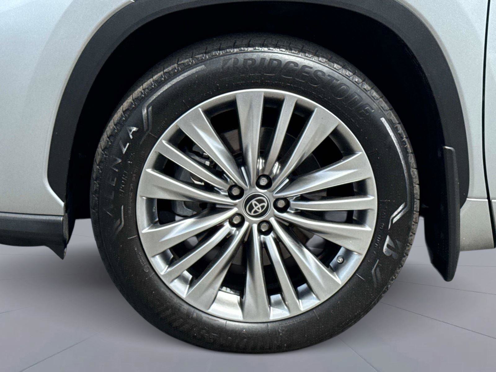 Used 2024 Toyota Highlander Platinum FWD image 11