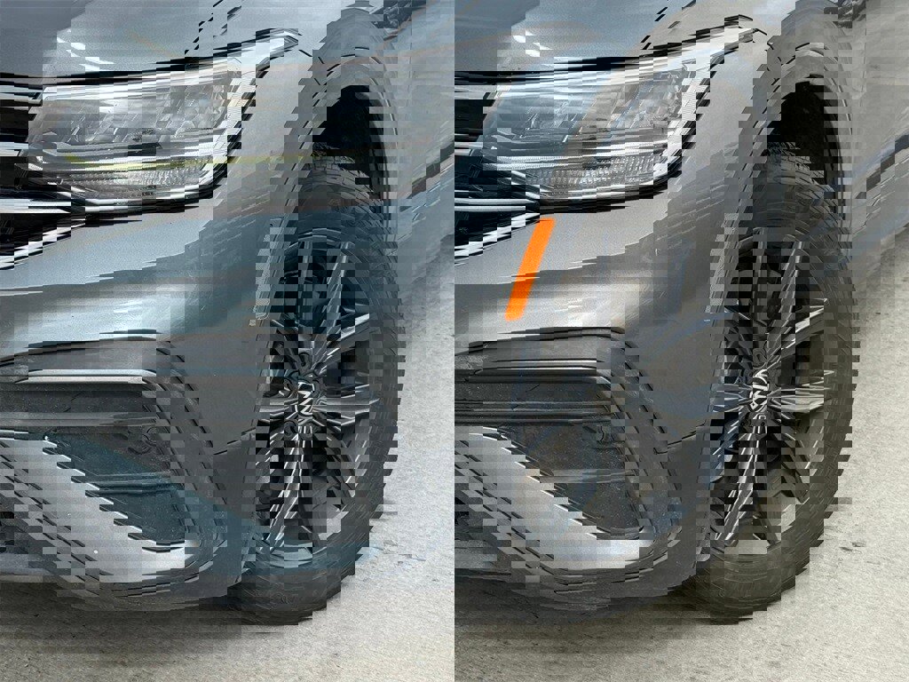 Used 2023 Volkswagen Tiguan SE image 2