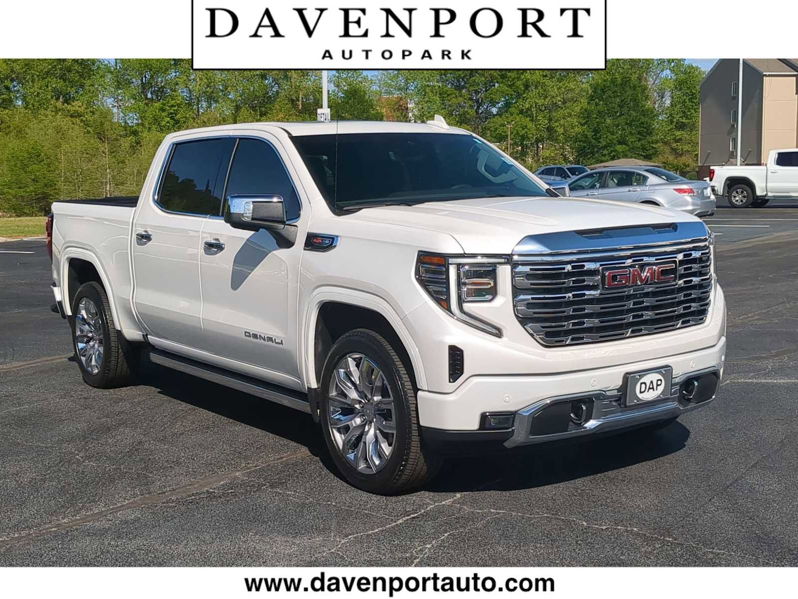 Used 2025 GMC Sierra 1500 Denali w/ Denali Reserve Package AWD/4WD image 1