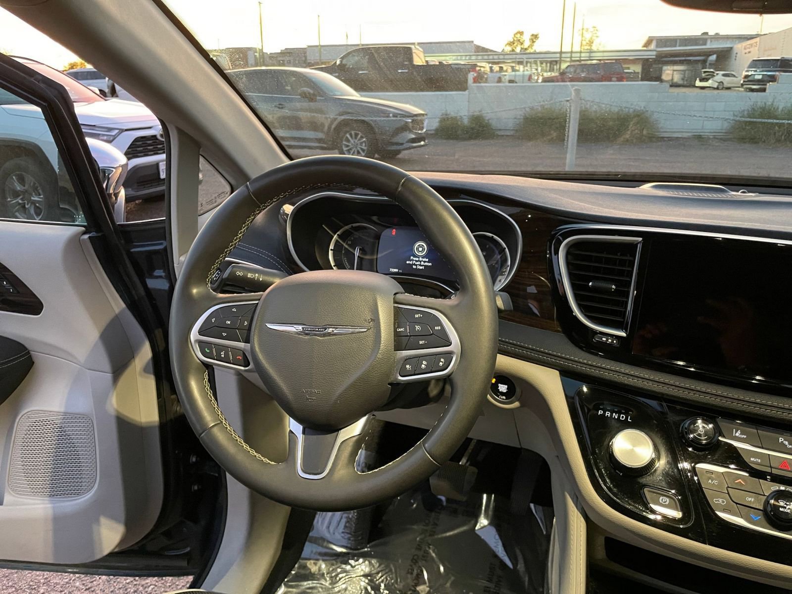 Used 2023 Chrysler Pacifica Limited image 35