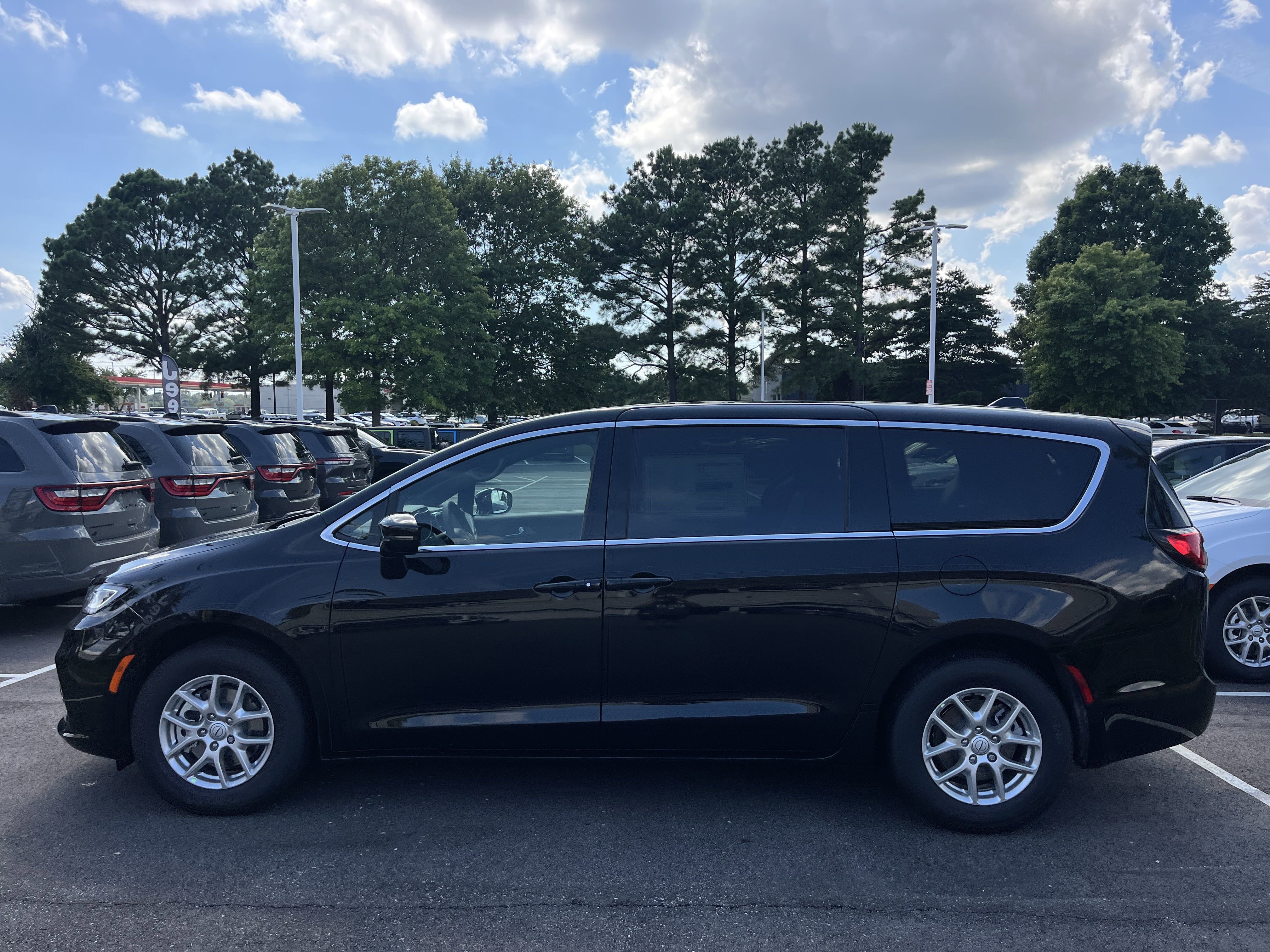 New 2025 Chrysler Pacifica Select FWD image 2