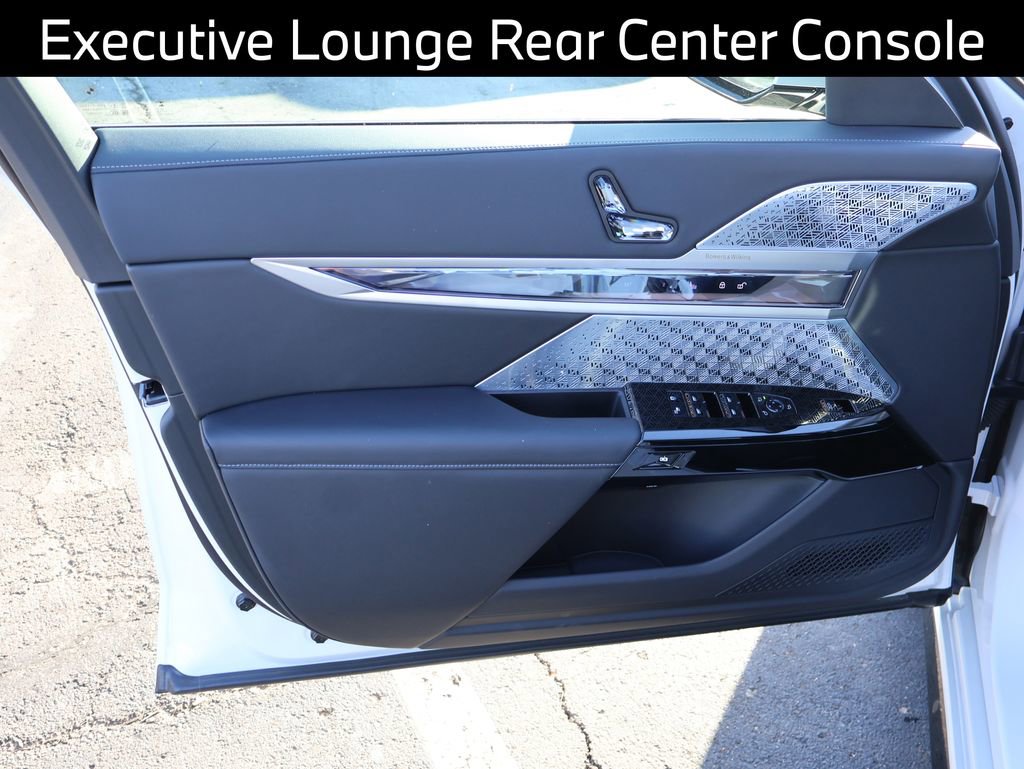 Certified 2025 BMW 760i xDrive image 25
