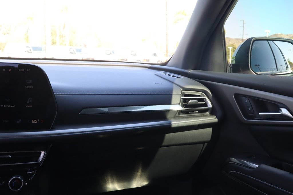 Used 2025 Chevrolet Traverse LT w/ Sun and Wheel Package FWD image 31