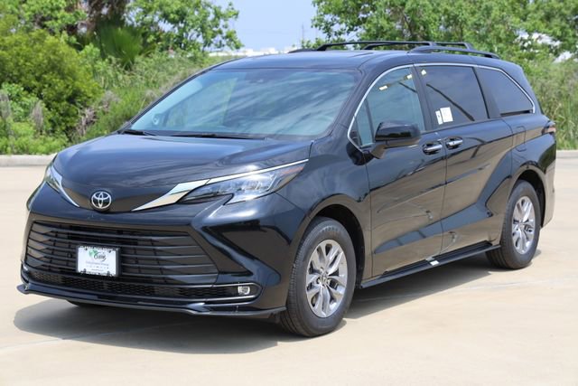 New 2026 Toyota Sienna XLE FWD image 3