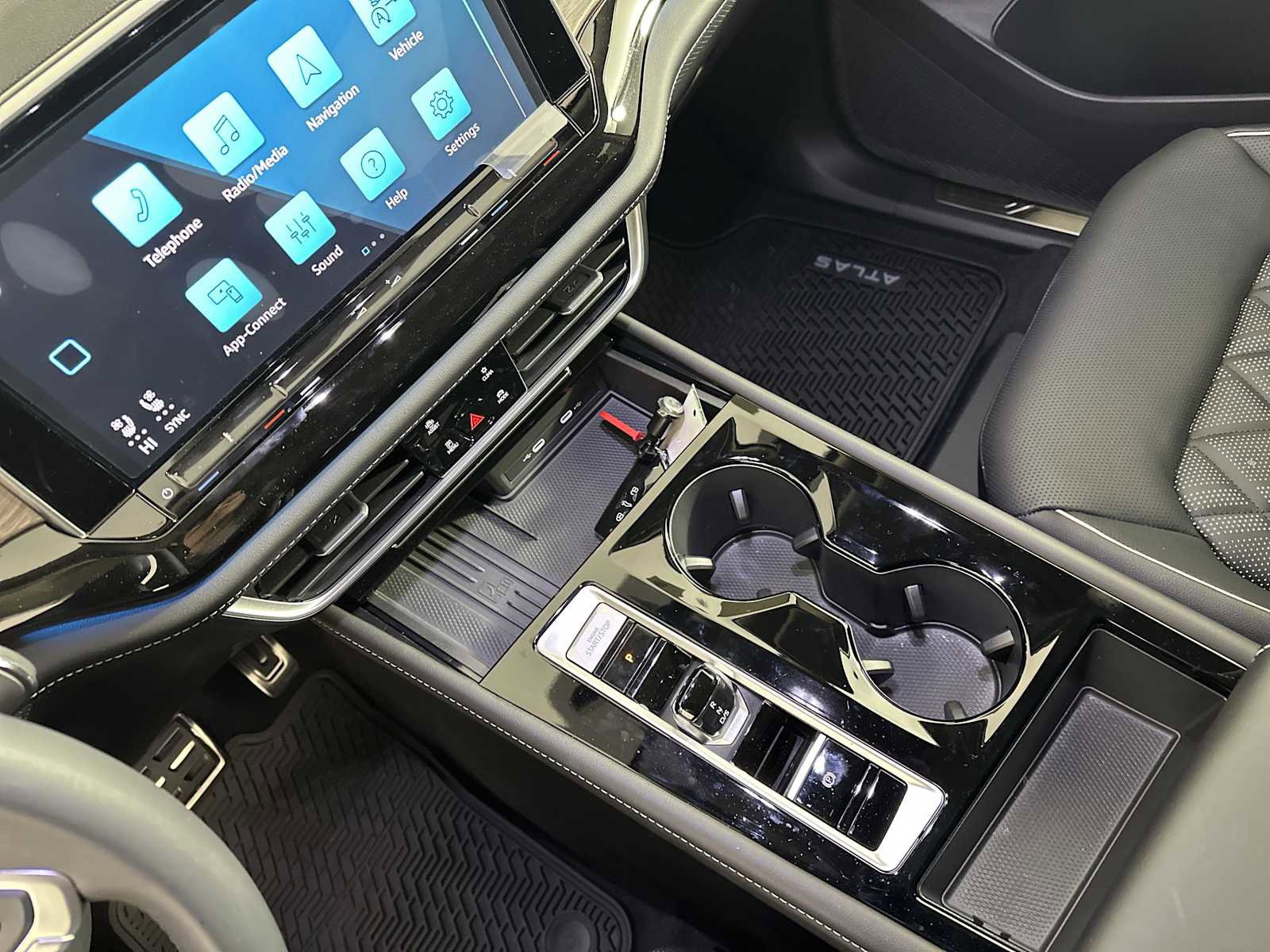 Used 2025 Volkswagen Atlas SEL Premium R-Line image 18