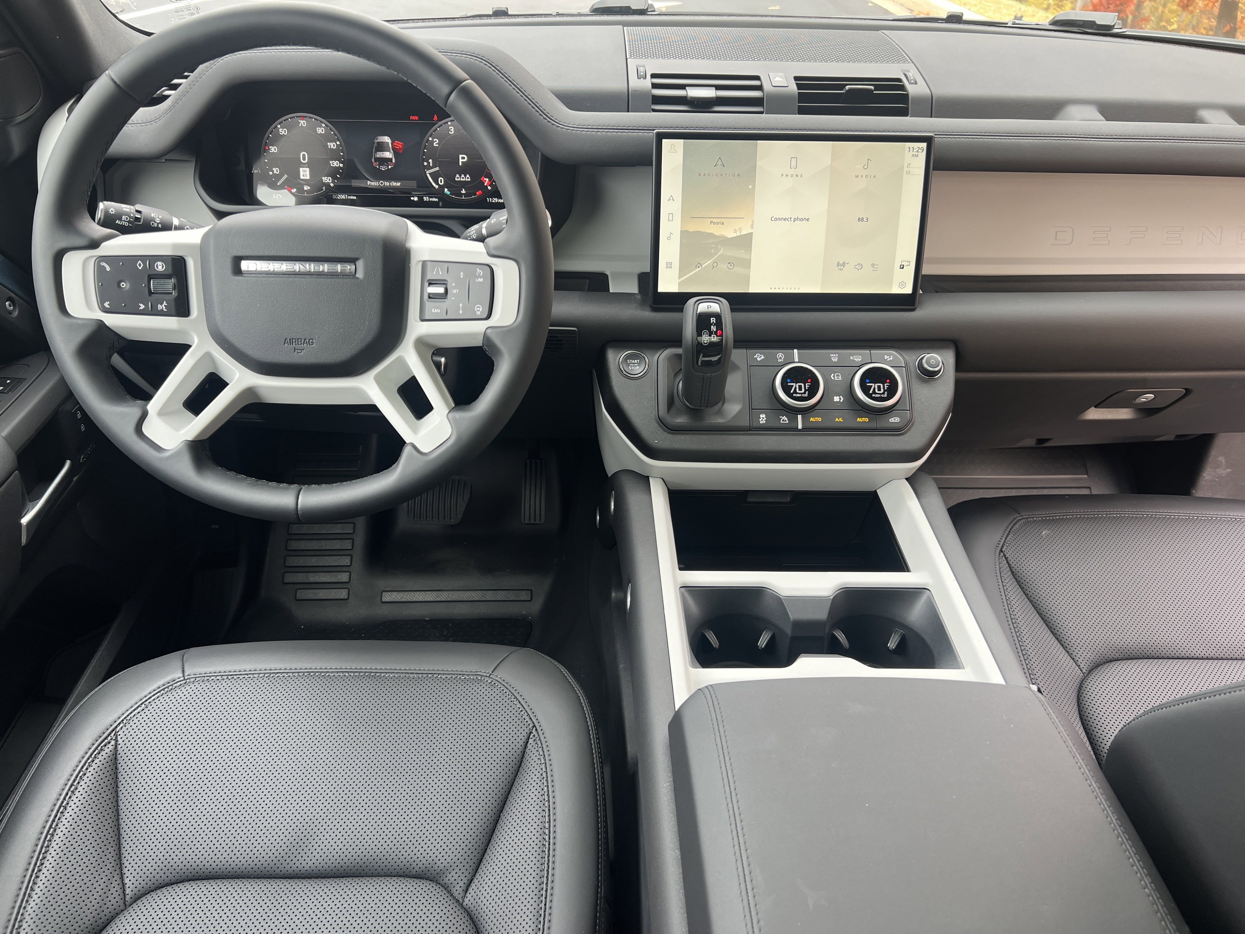 Used 2025 Land Rover Defender 90 X-Dynamic SE image 11